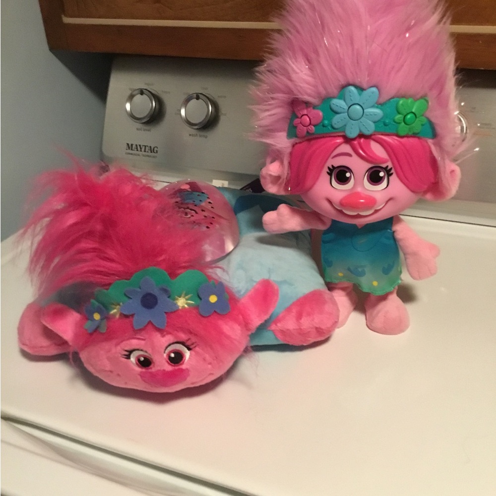 Dreamworks Trolls Poppy Pillow Pet Sleep time Lite and poppy singing doll